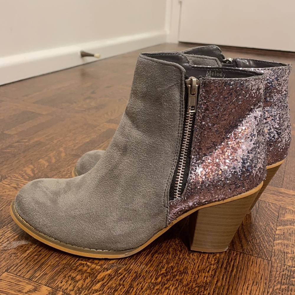 SOLD- REDUCED ⭐️Grey vegan suede & glitter booties. $17